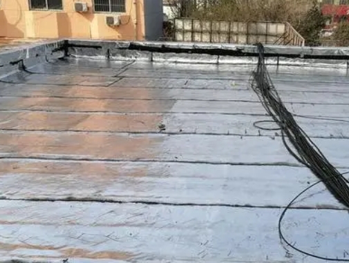 杜尔伯特卫生间漏水维修公司分享下杜尔伯特屋面楼顶防水刚性防水层施工要点。